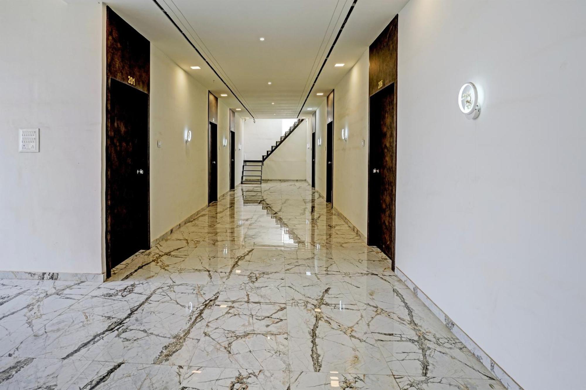 Hotel O White Palace Hotel Rajkot Exteriör bild