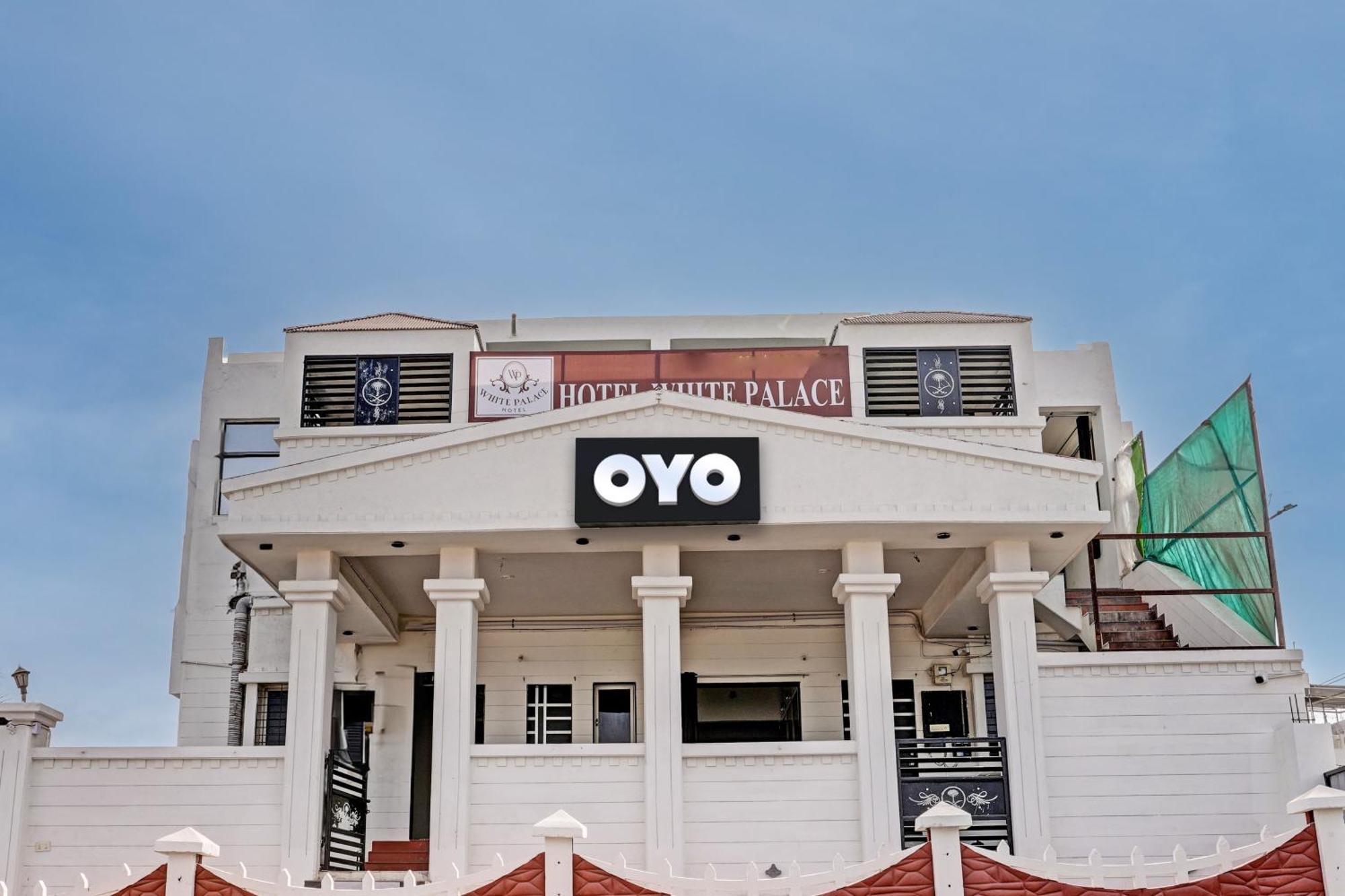 Hotel O White Palace Hotel Rajkot Exteriör bild